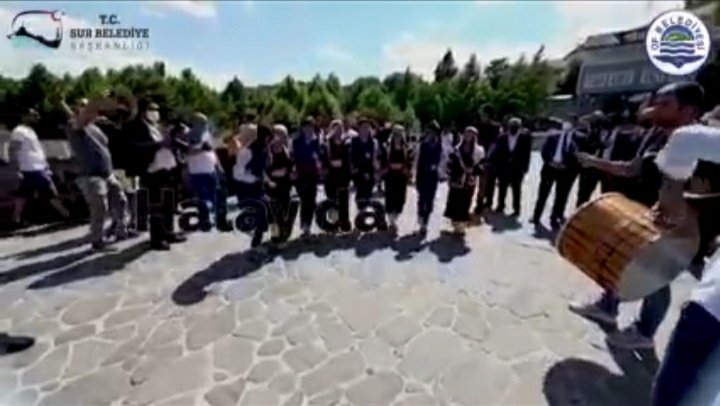 Of Belediyesi ve Sur Belediyesi işbirliğiyle Diyarbakır’da Hamsi Şenliği düzenlendi. “Halay da Bizim Horonda Bizim” sloganıyla yapılan Hamsi Şenliği 15 Ocak Cumartesi günü Diyarbakır Sur Dağkapı Meydanı’nda gerçekleşti. Kardeşlik bağlarının sağlamlaştırıldığı etkinlikte, yaklaşık 2 ton hamsi ikram edildi. Etkinlikte ayrıca; Karadeniz müziğinin ustalarından Onay Şahin, birbirinden güzel şarkılarını Diyarbakırlılar için seslendirdi. Trabzon’dan gelen folklor ekibi ise yöresel oyunlarla etkinliğe renk kattı. Etkinlikte, Of Belediyesi tarafından Diyarbakırlılara çeşitli hediyeler dağıtıldı. Tüm Diyarbakırlıların davet edildiği etkinlik 11:30’da başladı. “BİZ BİRİZ, BERABERİZ” Etkinlikle ilgili açıklamalarda bulunan Of Belediye Başkanı Salim Salih Sarıalioğlu, “Diyarbakır bizim güzide kentlerimizden biri. Sur Belediyesi ile daha önce kardeş belediye çalışmamızı yapmıştık. Şimdi bu etkinlikle somut bir adım atıyoruz. Aslında sloganımız olan ‘Halay da Bizim Horonda Bizim’ herşeyi özetliyor. Biz bu topraklardı yüzyıllardır kardeşçe yaşıyoruz. Kardeşlik bağlarımızı hiçbir şeyin bozmasına izin vermeyeceğiz dedi.